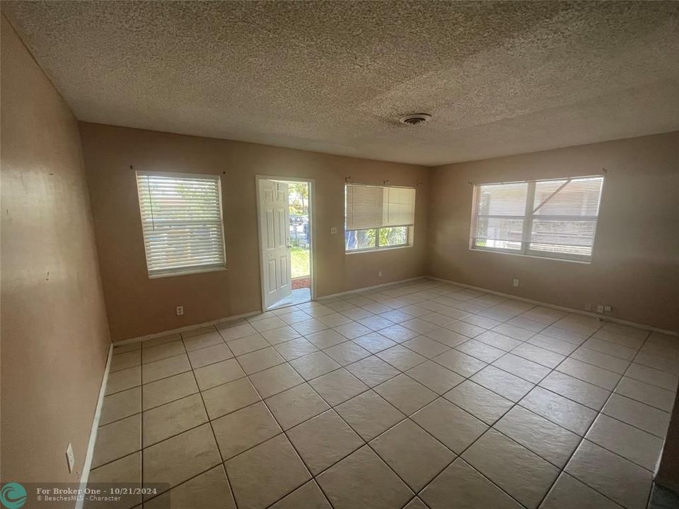 For Sale: $350,000 (3 beds, 1 baths, 1134 Square Feet)