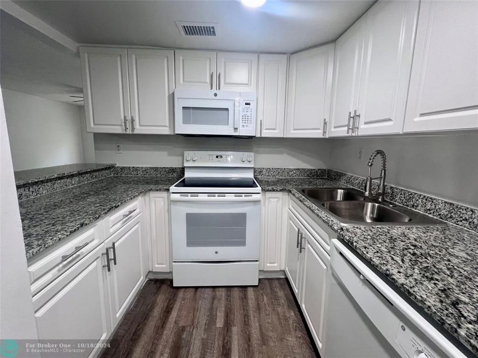 For Rent: $2,445 (2 beds, 2 baths, 1200 Square Feet)