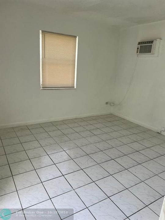 For Rent: $1,250 (0 beds, 1 baths, 2420 Square Feet)