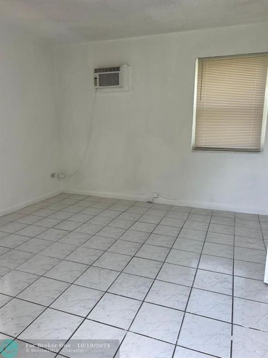 For Rent: $1,250 (0 beds, 1 baths, 2420 Square Feet)