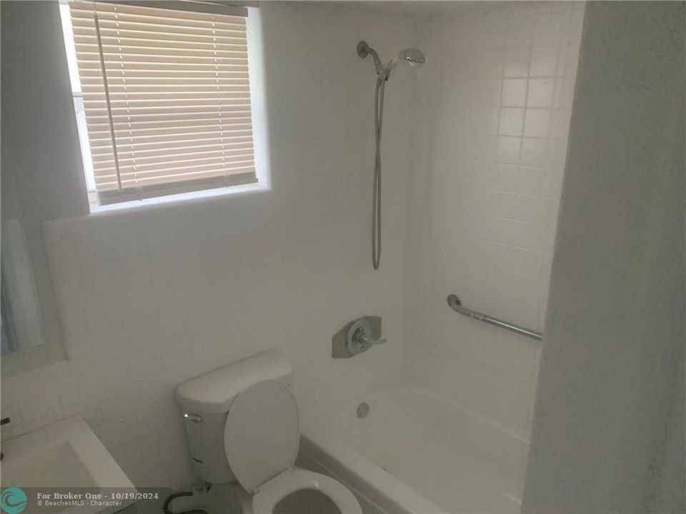 For Rent: $1,600 (1 beds, 1 baths, 3586 Square Feet)