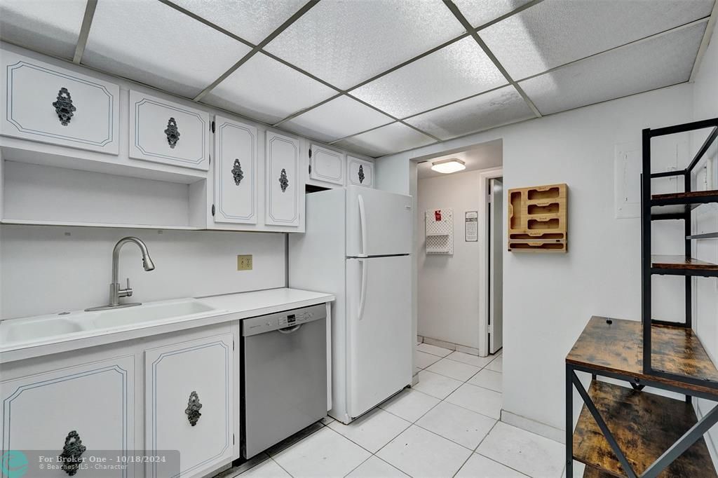 For Rent: $1,995 (1 beds, 1 baths, 895 Square Feet)