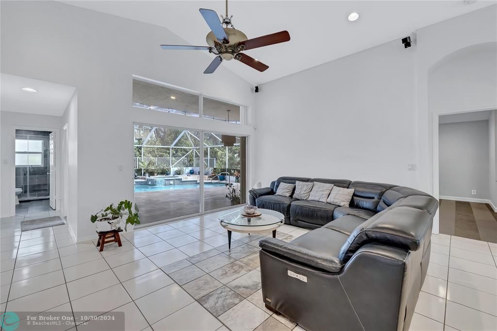 For Sale: $700,000 (5 beds, 3 baths, 2526 Square Feet)