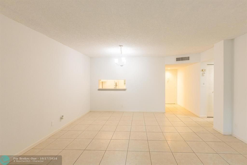 For Sale: $245,000 (2 beds, 2 baths, 930 Square Feet)