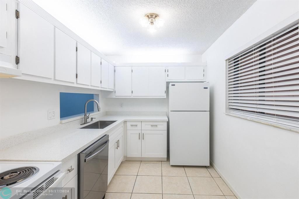 For Sale: $245,000 (2 beds, 2 baths, 930 Square Feet)