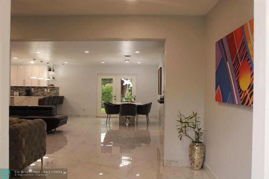 En Venta: $675,000 (4 camas, 2 baños, 1900 Pies cuadrados)