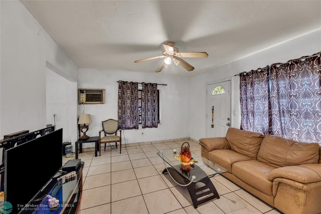 For Sale: $400,000 (2 beds, 1 baths, 750 Square Feet)