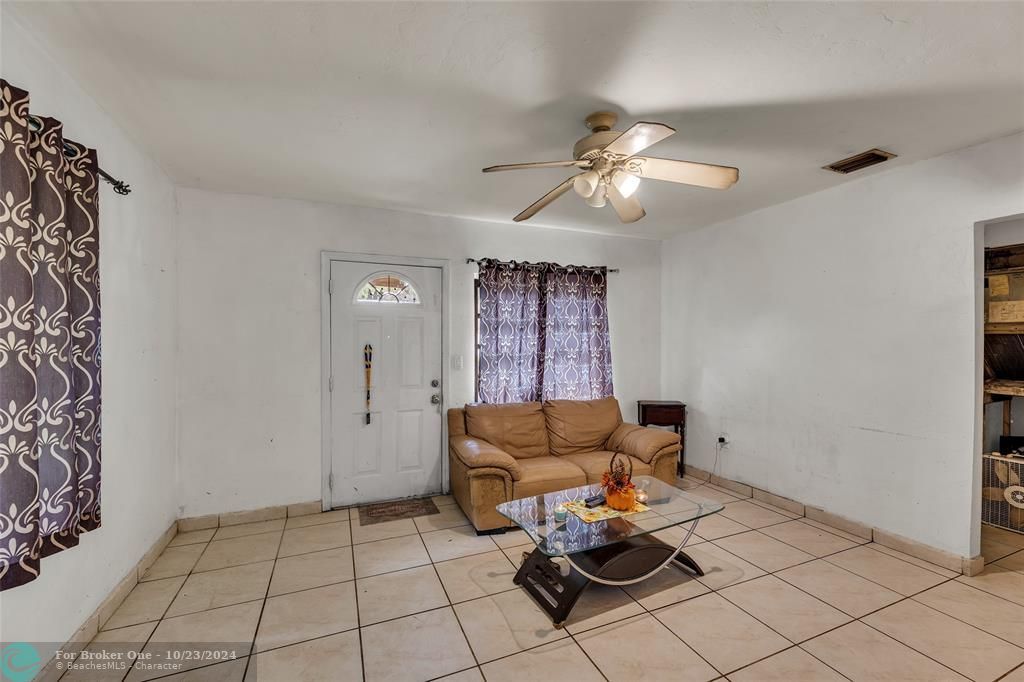 For Sale: $400,000 (2 beds, 1 baths, 750 Square Feet)