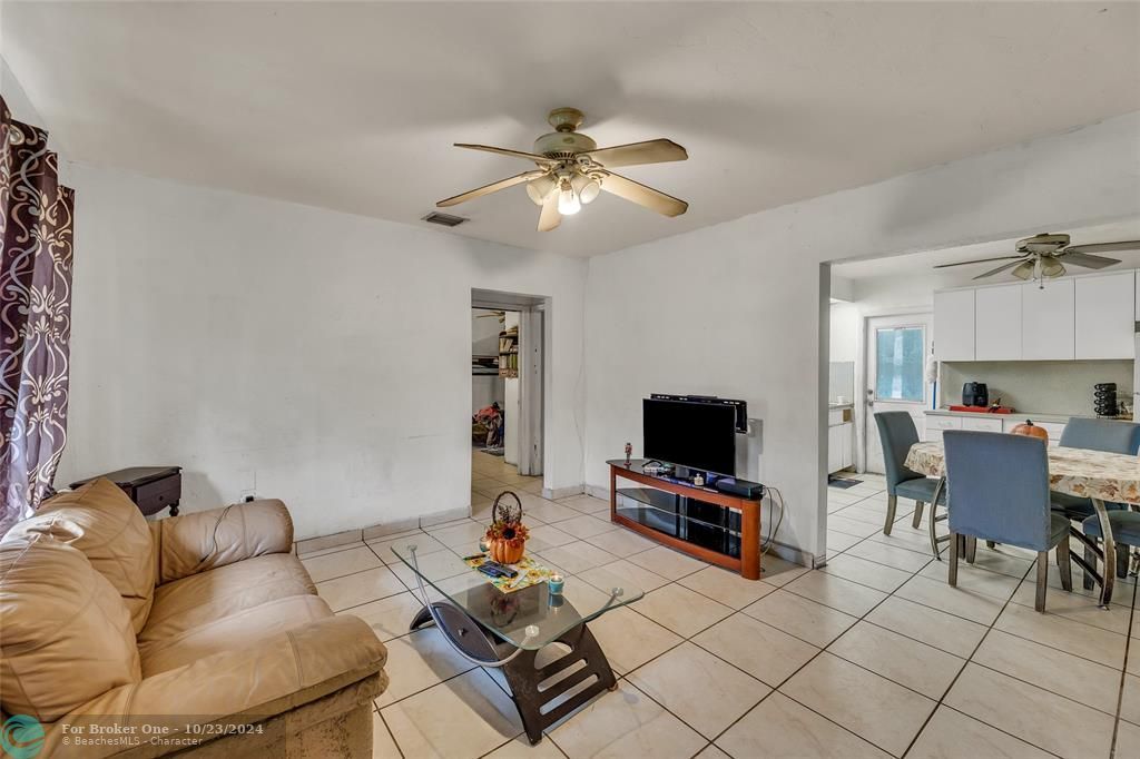 For Sale: $400,000 (2 beds, 1 baths, 750 Square Feet)