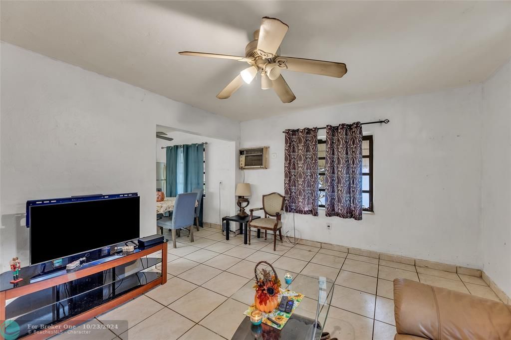 For Sale: $400,000 (2 beds, 1 baths, 750 Square Feet)