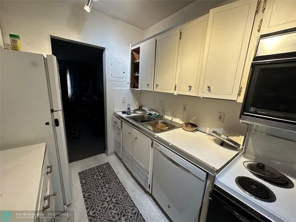 For Sale: $129,000 (1 beds, 1 baths, 756 Square Feet)