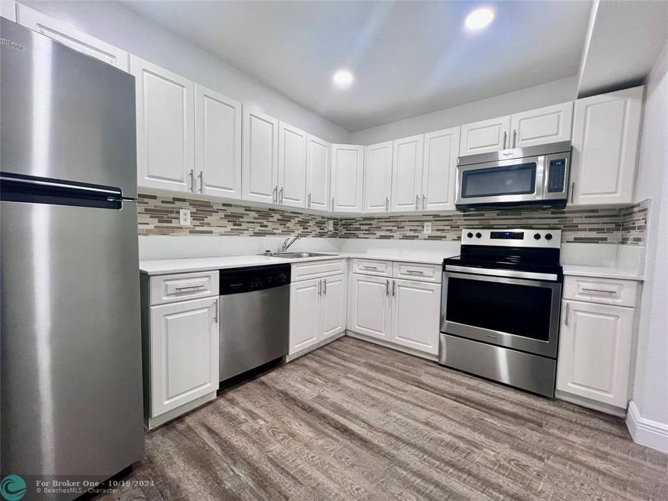 For Rent: $2,175 (1 beds, 1 baths, 825 Square Feet)