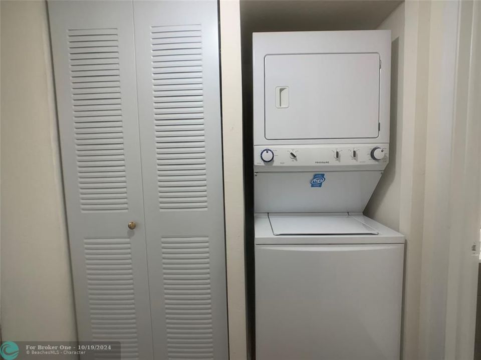 For Rent: $2,175 (1 beds, 1 baths, 825 Square Feet)