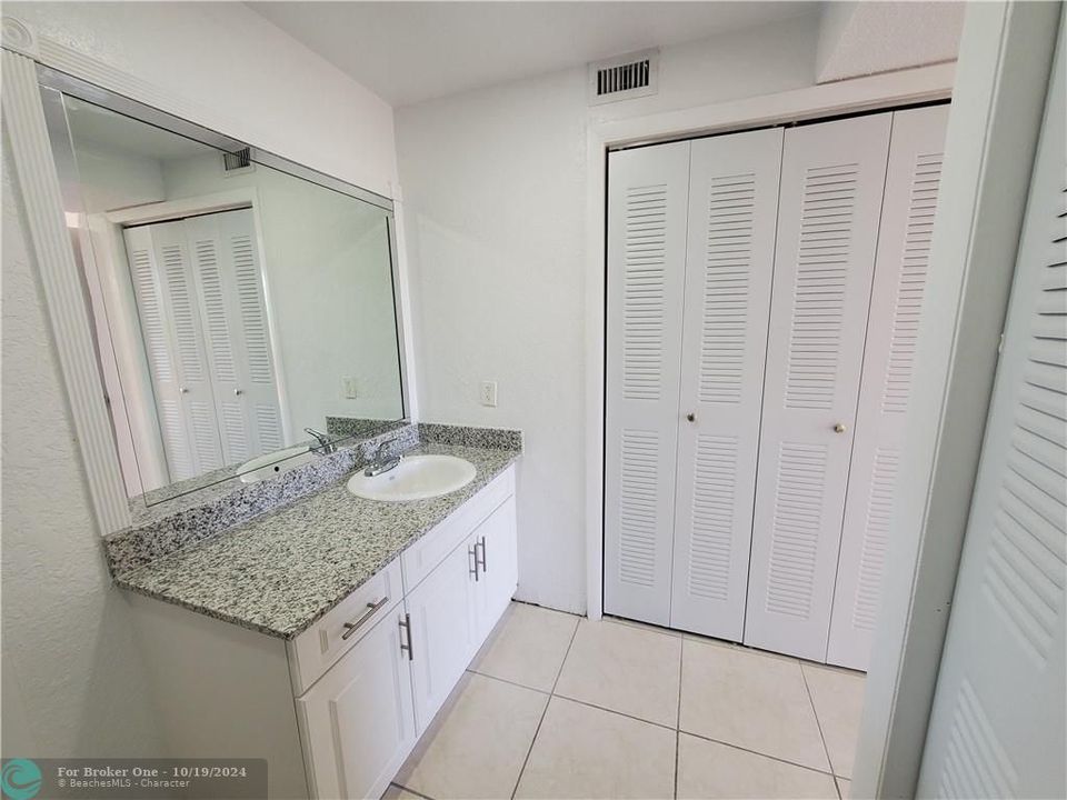 For Rent: $2,175 (1 beds, 1 baths, 825 Square Feet)