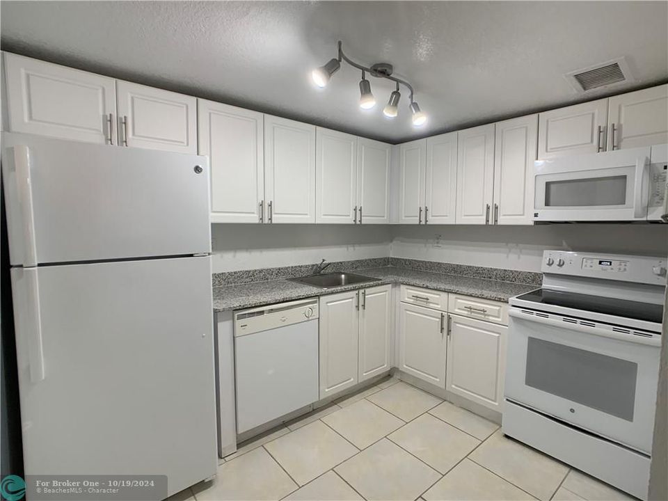 For Rent: $2,014 (1 beds, 1 baths, 726 Square Feet)