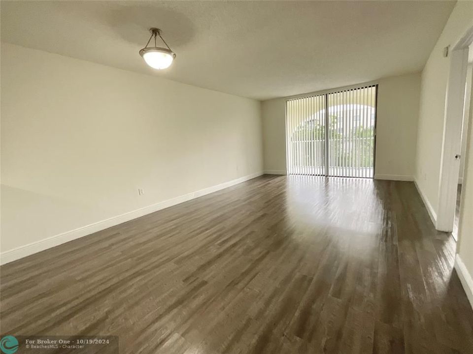 For Rent: $2,014 (1 beds, 1 baths, 726 Square Feet)