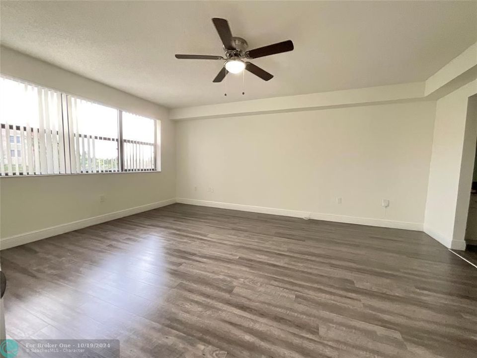 For Rent: $2,014 (1 beds, 1 baths, 726 Square Feet)