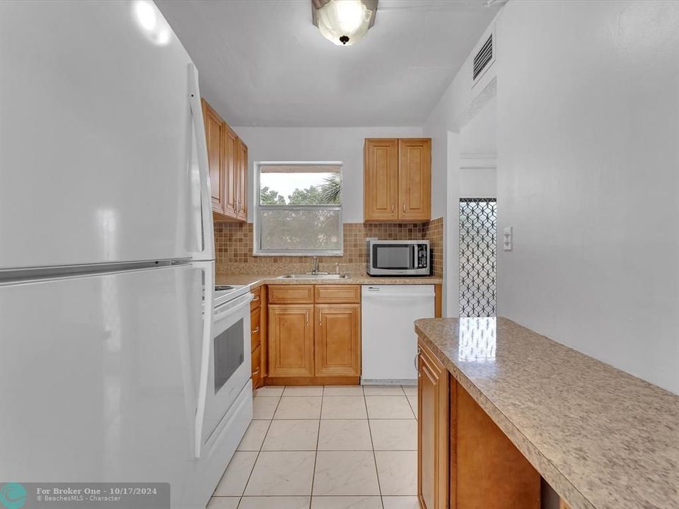 For Sale: $100,000 (2 beds, 2 baths, 850 Square Feet)