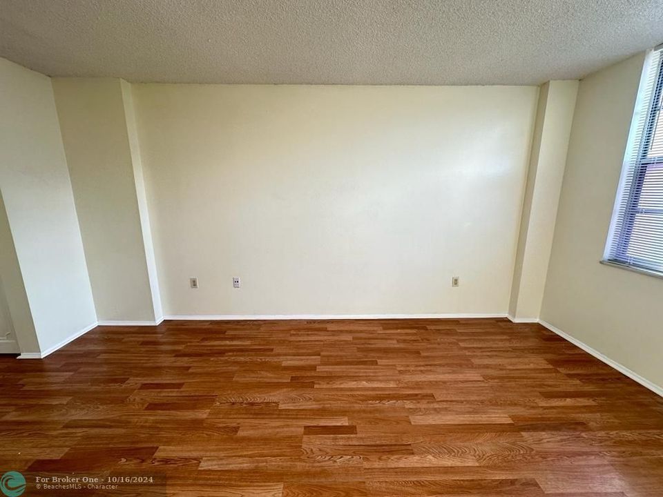 For Sale: $160,000 (1 beds, 1 baths, 840 Square Feet)