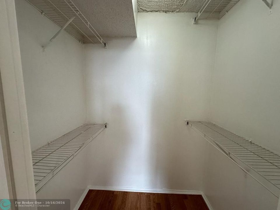 For Sale: $160,000 (1 beds, 1 baths, 840 Square Feet)