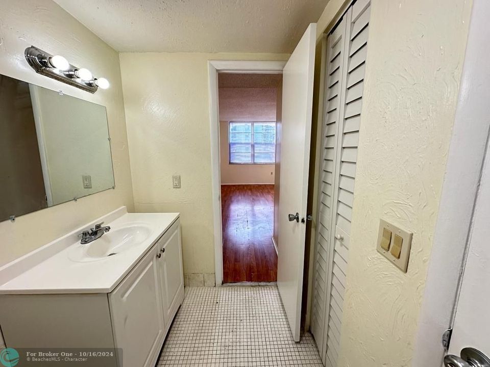 For Sale: $160,000 (1 beds, 1 baths, 840 Square Feet)