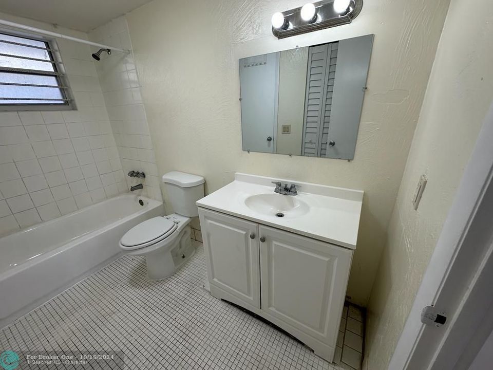 For Sale: $160,000 (1 beds, 1 baths, 840 Square Feet)