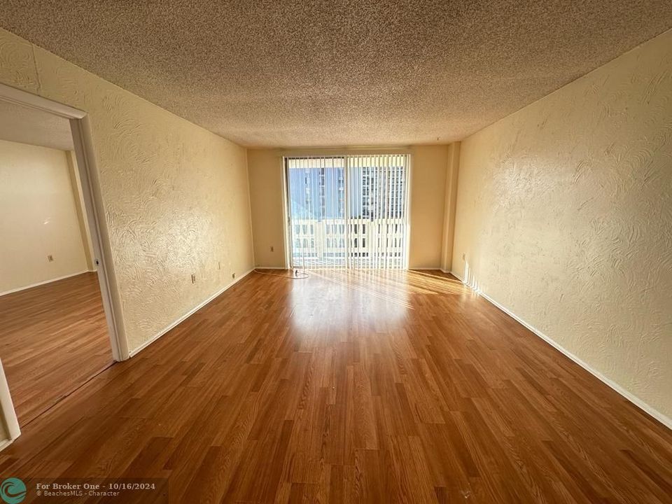 For Sale: $160,000 (1 beds, 1 baths, 840 Square Feet)