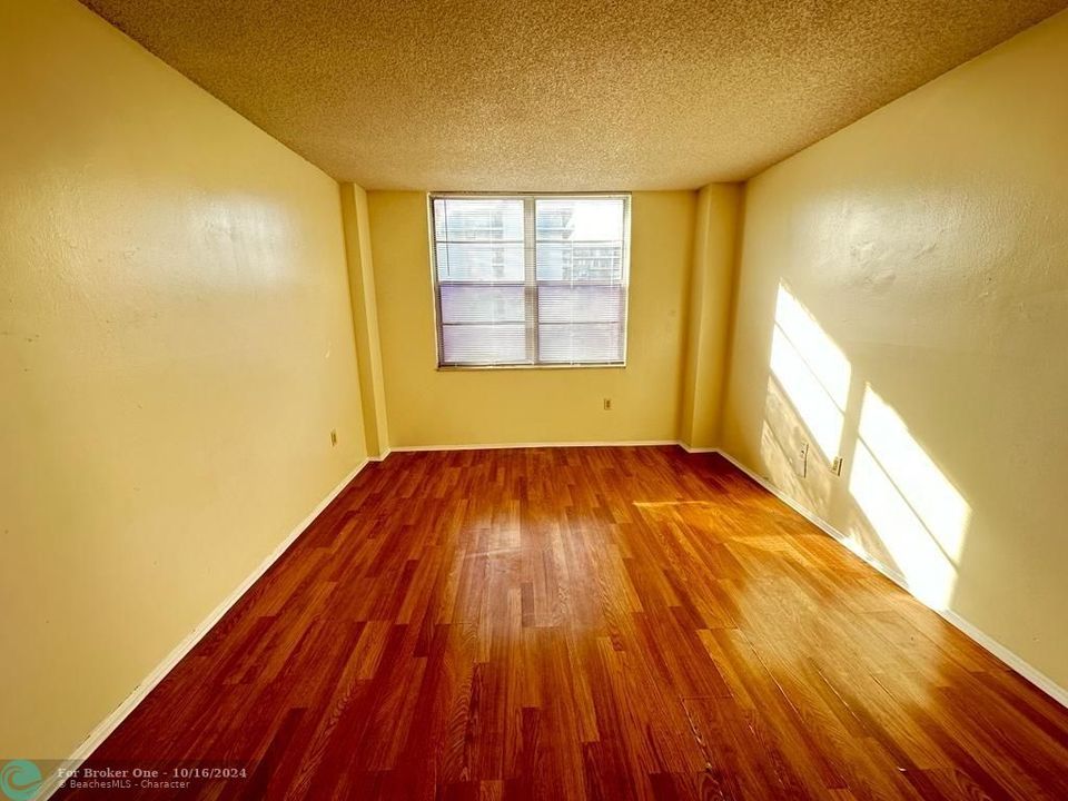 For Sale: $160,000 (1 beds, 1 baths, 840 Square Feet)