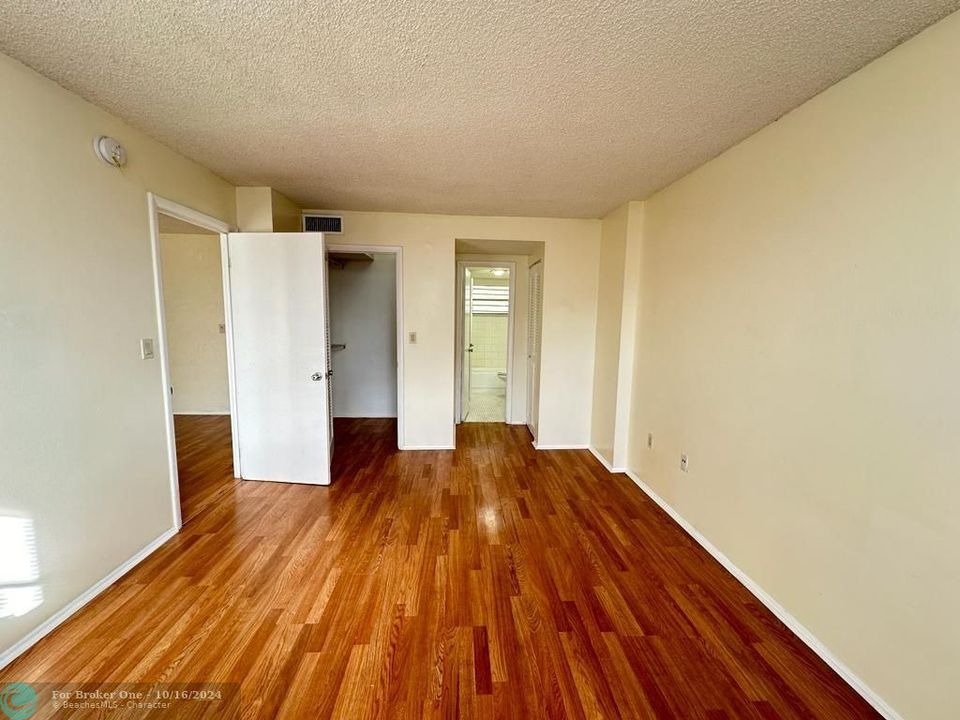 For Sale: $160,000 (1 beds, 1 baths, 840 Square Feet)