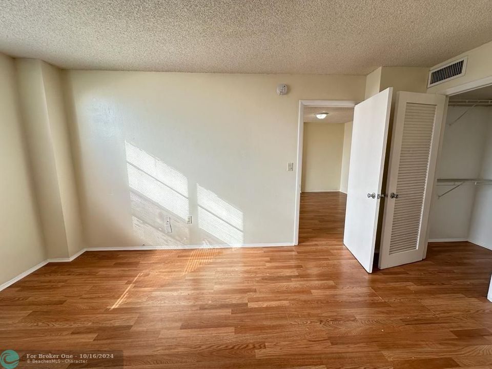 For Sale: $160,000 (1 beds, 1 baths, 840 Square Feet)