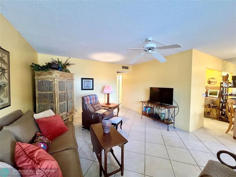 For Sale: $167,900 (2 beds, 1 baths, 841 Square Feet)