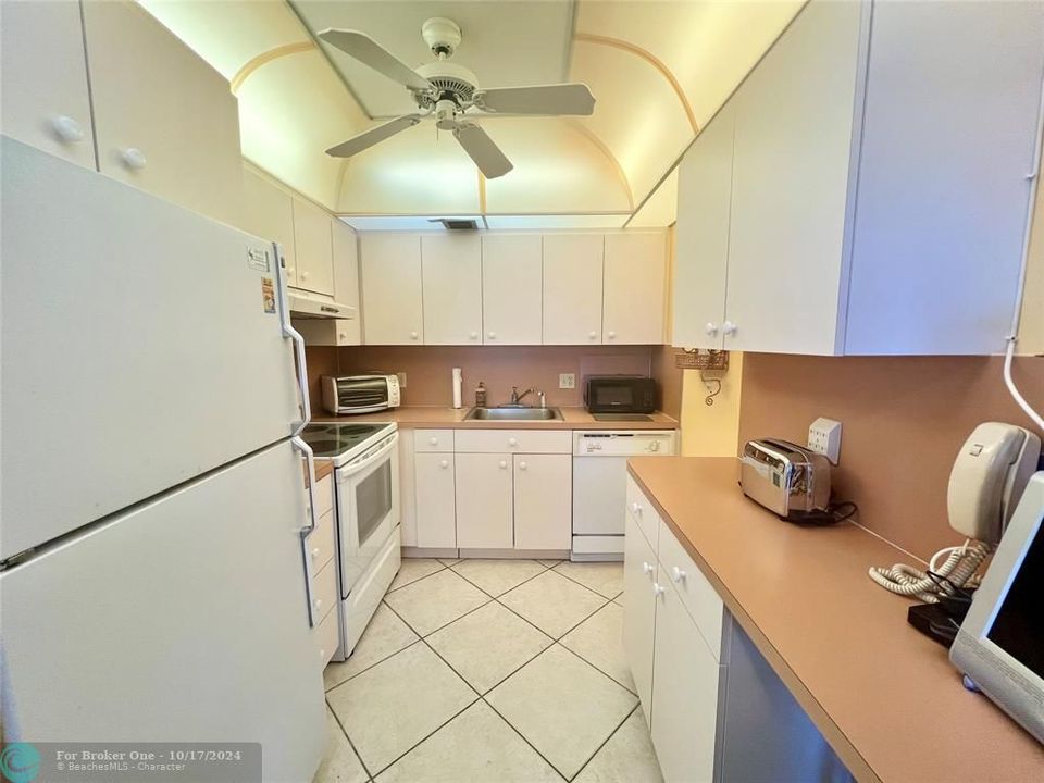 For Sale: $167,900 (2 beds, 1 baths, 841 Square Feet)