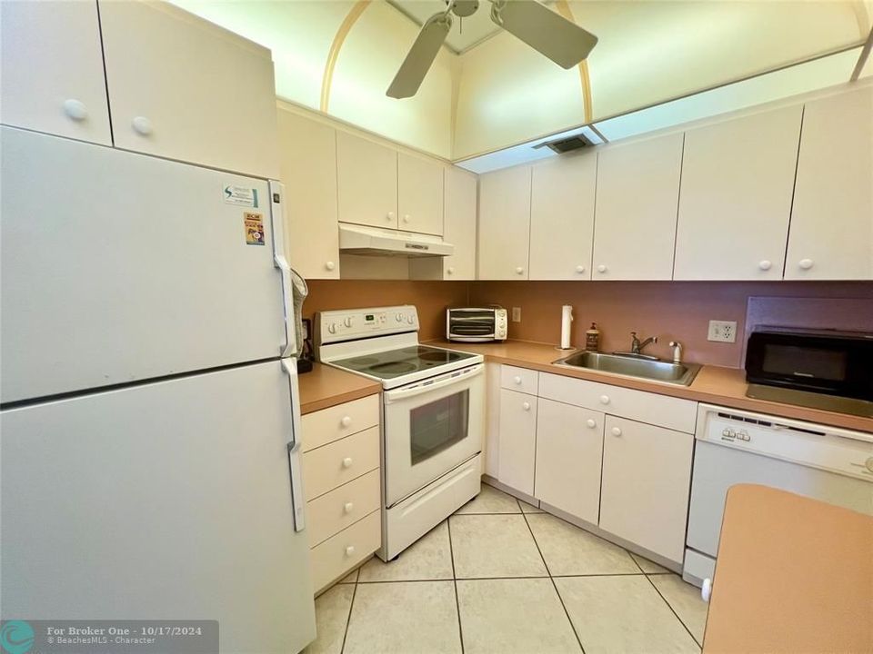 For Sale: $167,900 (2 beds, 1 baths, 841 Square Feet)