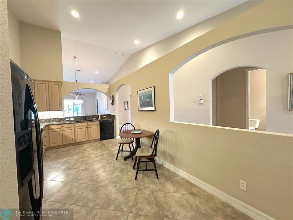 For Sale: $319,900 (2 beds, 2 baths, 1600 Square Feet)