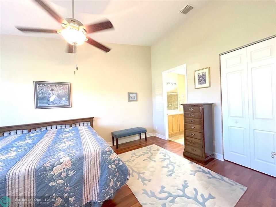 For Sale: $319,900 (2 beds, 2 baths, 1600 Square Feet)