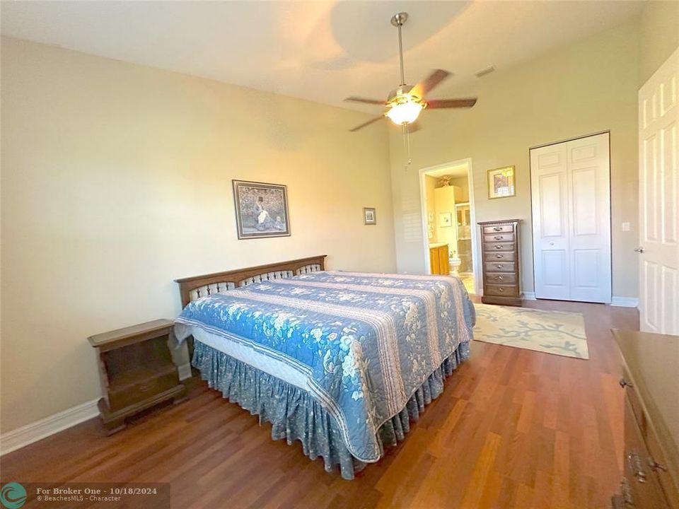 For Sale: $319,900 (2 beds, 2 baths, 1600 Square Feet)