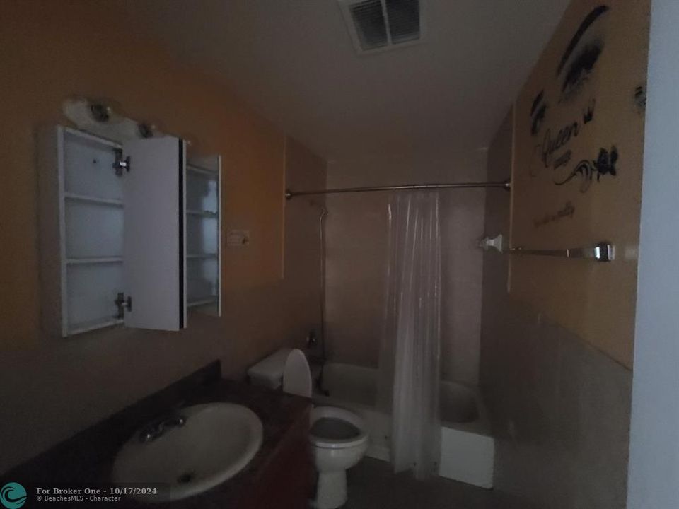 For Sale: $150,000 (2 beds, 1 baths, 829 Square Feet)