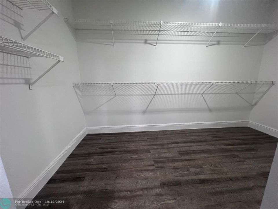 For Rent: $2,100 (1 beds, 1 baths, 1000 Square Feet)