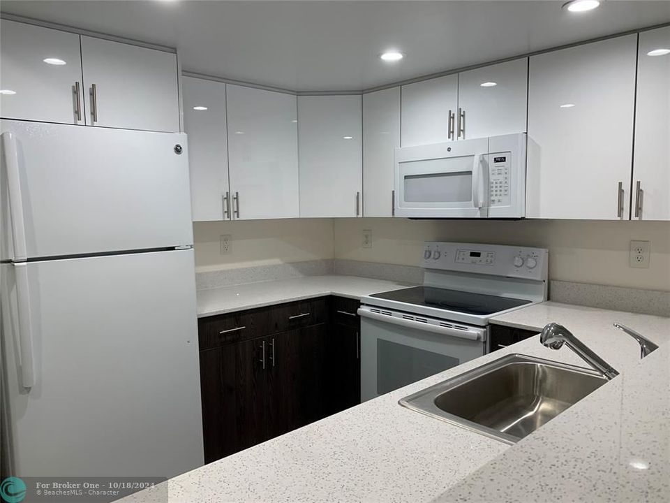 For Rent: $2,130 (1 beds, 1 baths, 1000 Square Feet)