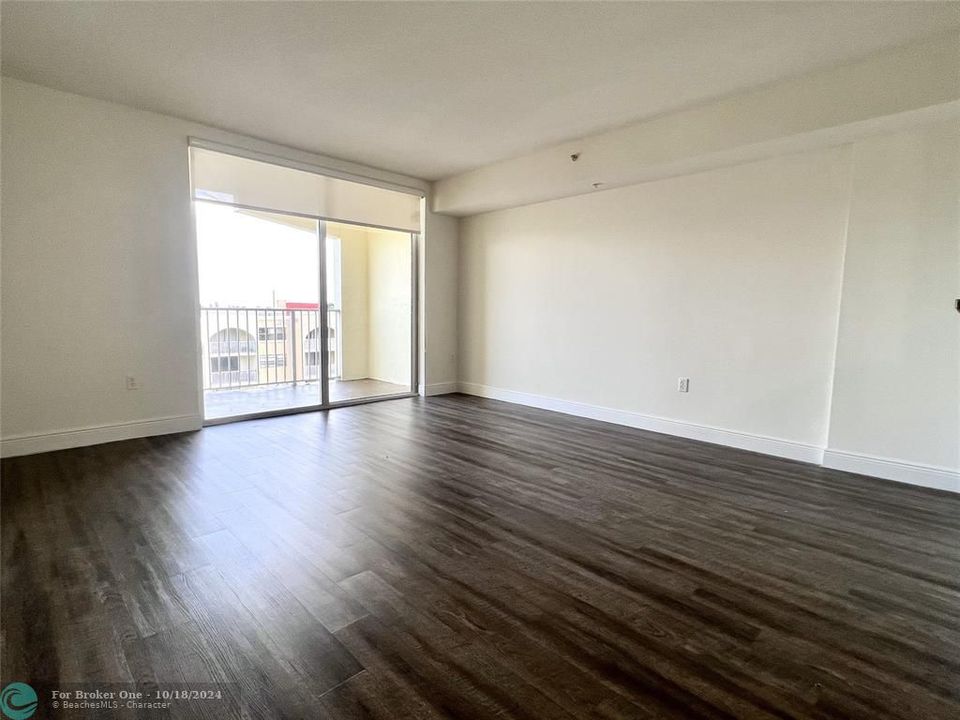 For Rent: $2,130 (1 beds, 1 baths, 1000 Square Feet)