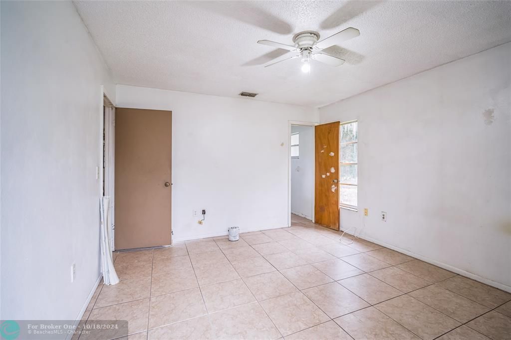 For Sale: $200,000 (3 beds, 1 baths, 1088 Square Feet)