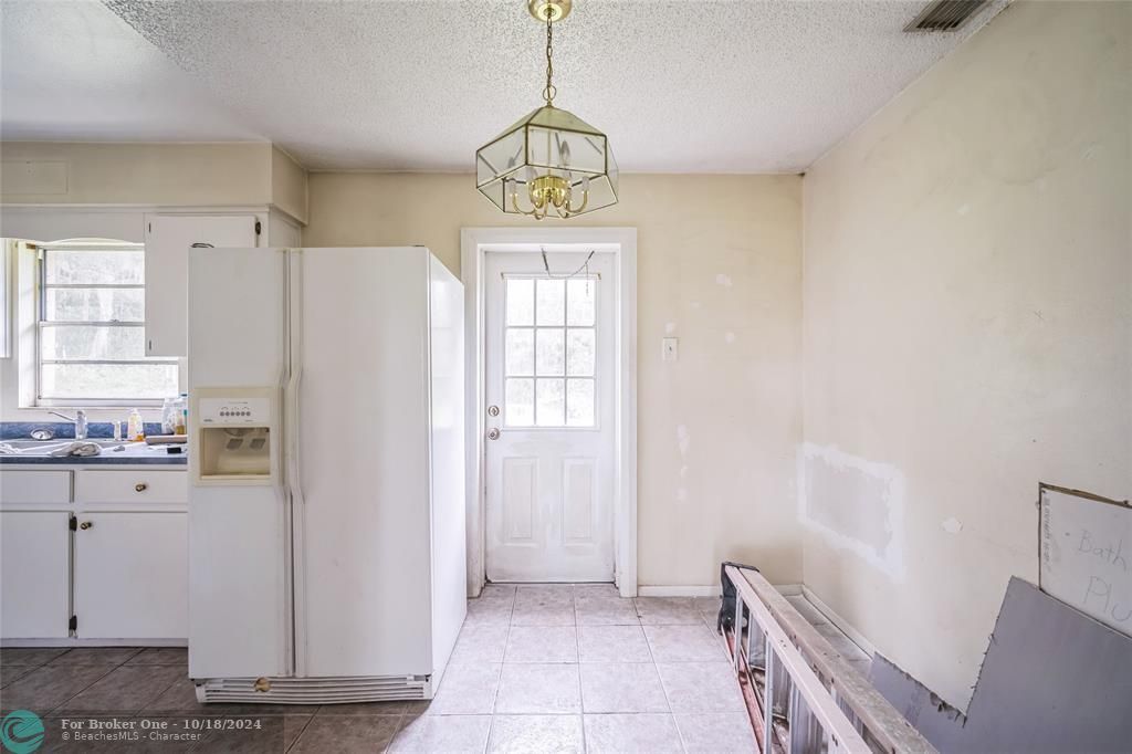 For Sale: $200,000 (3 beds, 1 baths, 1088 Square Feet)