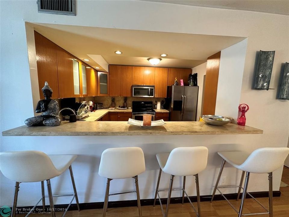 For Sale: $355,000 (2 beds, 2 baths, 1075 Square Feet)