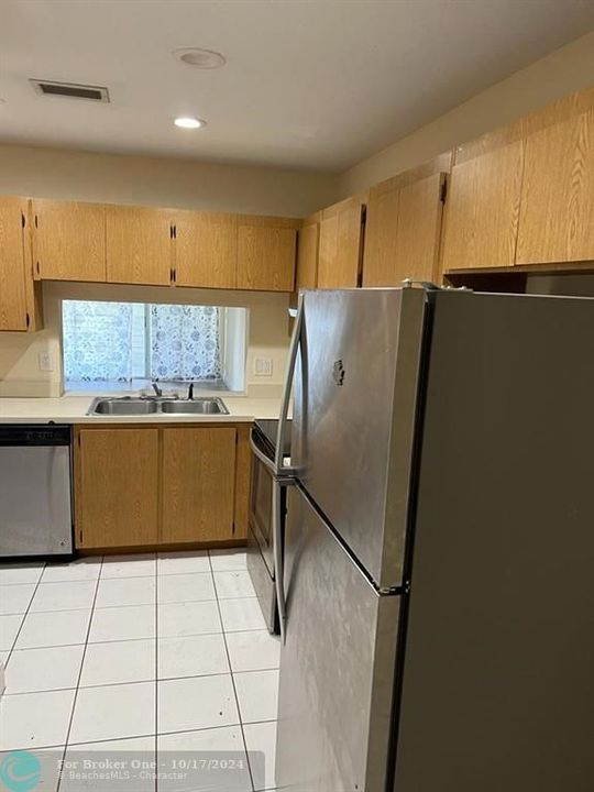 For Sale: $247,700 (2 beds, 1 baths, 926 Square Feet)