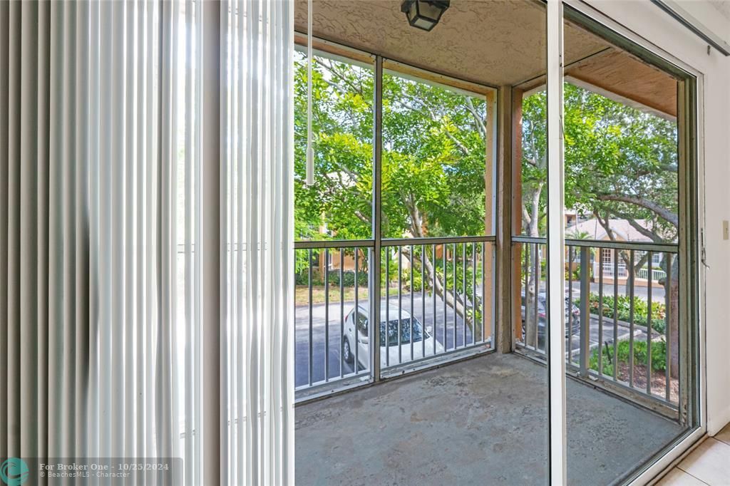 For Sale: $259,900 (2 beds, 2 baths, 1037 Square Feet)