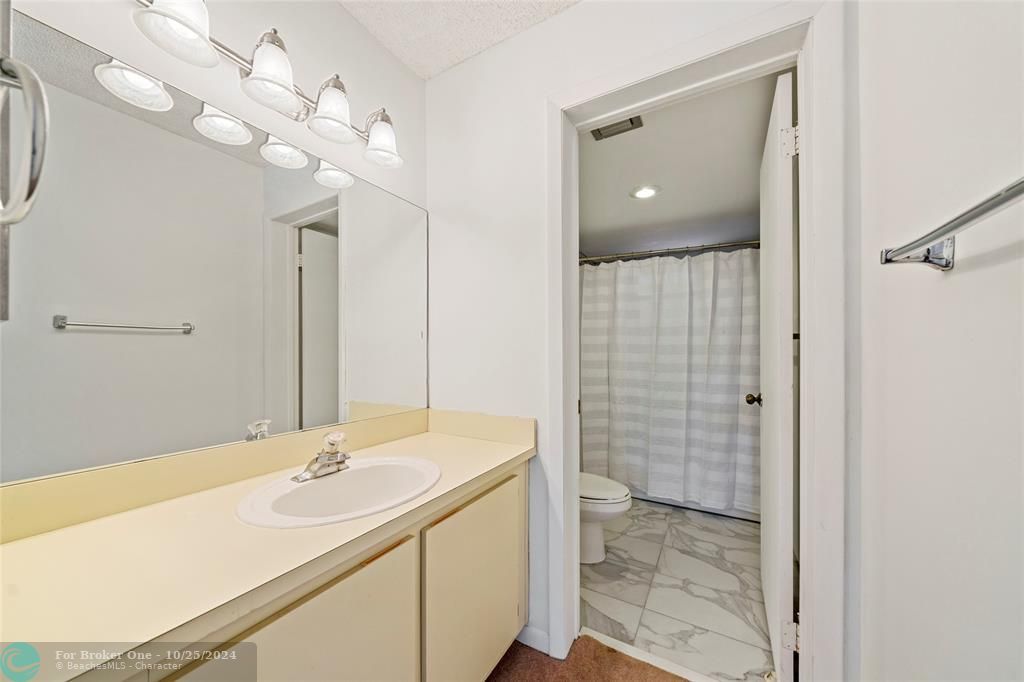 For Sale: $259,900 (2 beds, 2 baths, 1037 Square Feet)