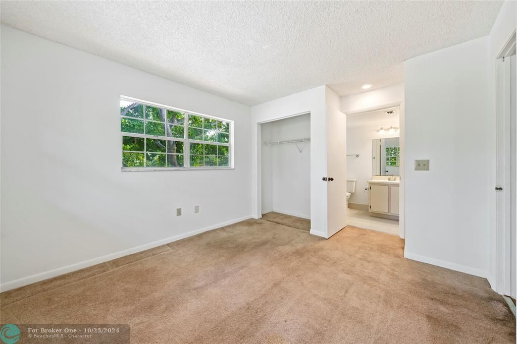 For Sale: $259,900 (2 beds, 2 baths, 1037 Square Feet)