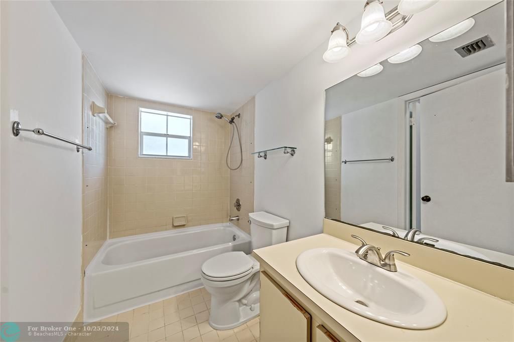 For Sale: $259,900 (2 beds, 2 baths, 1037 Square Feet)