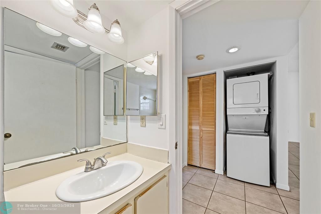 For Sale: $259,900 (2 beds, 2 baths, 1037 Square Feet)