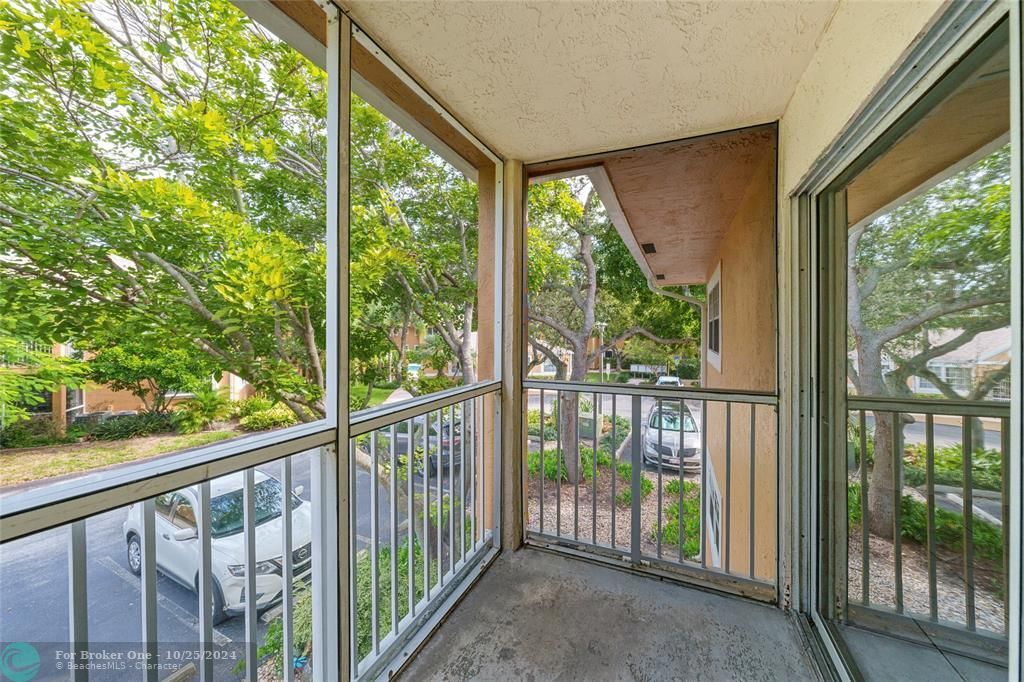 For Sale: $259,900 (2 beds, 2 baths, 1037 Square Feet)